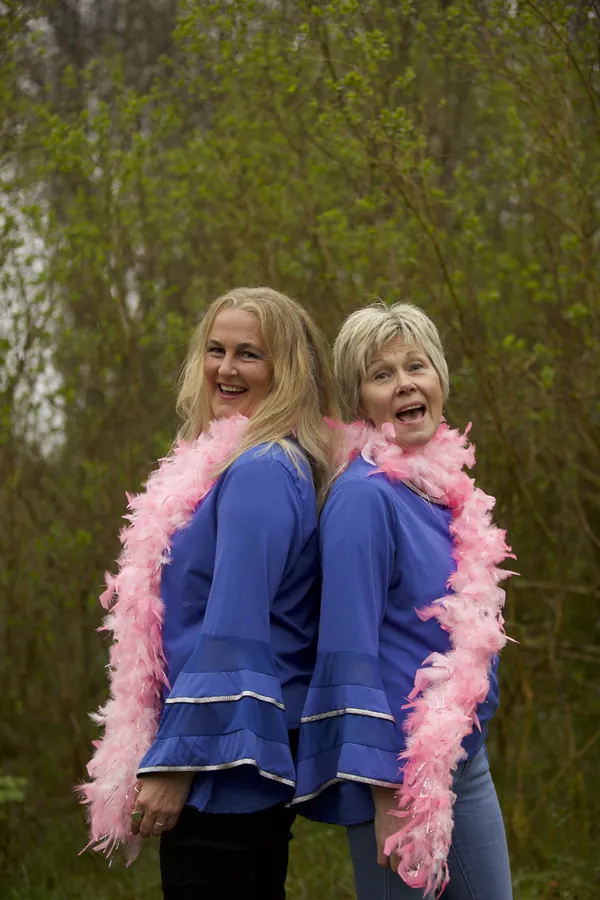 GlitterParty i blå kläder och rosa boa
