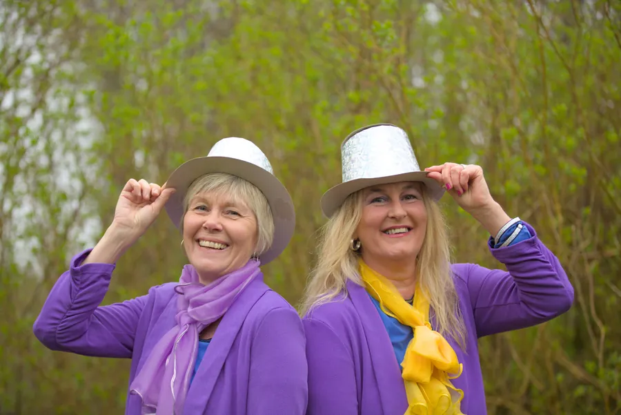 GlitterParty i lila kläder och glittriga hattar